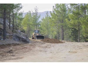 Mersin Büyükşehir Belediyesi, yol çalışmalarına devam ediyor