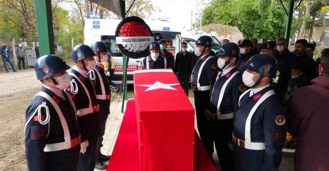 Kalp krizinden hayatını kaybeden uzman çavuş toprağa verildi