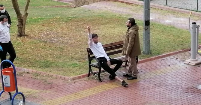 Parkta çakmak gazı kullanan gencin ibretlik hali
