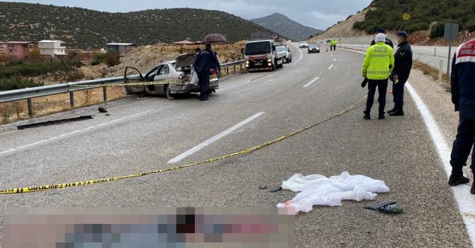 Antalya’da otomobil çelik bariyere çarptı: 1 ölü