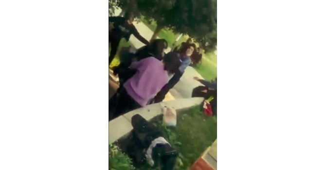 Liseli kızların ekmek bıçaklı kavgası