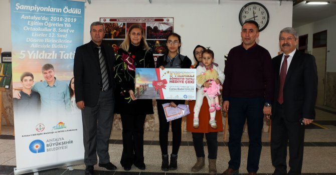 Başarılı öğrencilerin 5 yıldızlı tatili başladı