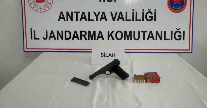 Şüphe üzerine durdurulan adamın üzerinde ruhsatsız tabanca bulundu