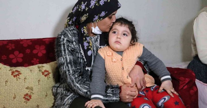 Cinayete kurban giden kızının saçıyla avunuyor