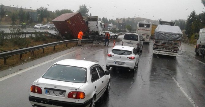 Yağmurla kayganlaşan yolda tır otomobile çarptı