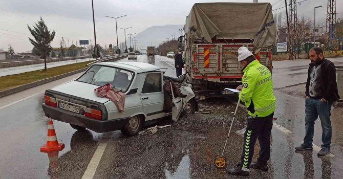Otomobilin kamyona çarpma anı kameraya yansıdı