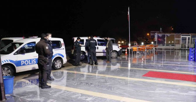 Sokak ortasında 5 yerinden vurulan genç kaldırıldığı hastanede öldü