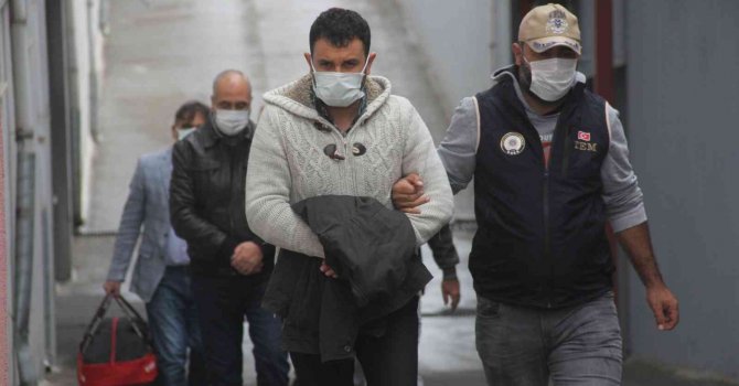Adana’da FETÖ operasyonunda gözaltına alınan 8 zanlı adliyeye sevk edildi