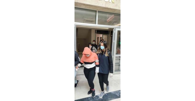 Sürücüleri ‘yolda kaldım’ gibi bahanelerle durdurup eşyalarını çalan 3 kadın tutuklandı