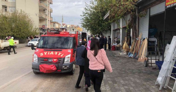 Hafif ticari araç kaldırımdaki yayalara çarptı: 1 ölü, 2 yaralı