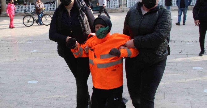 Camide uygunsuz hareketlerde bulunan Rus kadın, polis tarafından güçlükle çıkartıldı