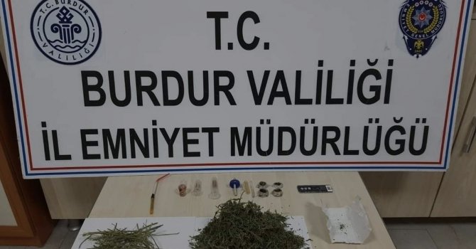 Uyuşturucu tacirinin üzerinden polis rozeti çıktı
