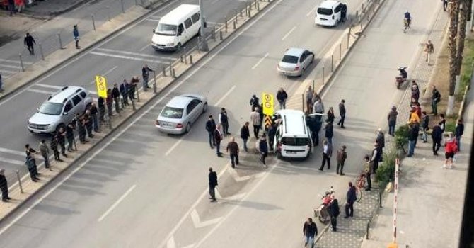 Direksiyon hakimiyetini kaybeden otomobil sürücüsü refüje çarptı