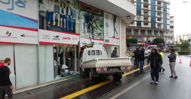 Kontrolden çıkan kamyonet giyim mağazasına girdi