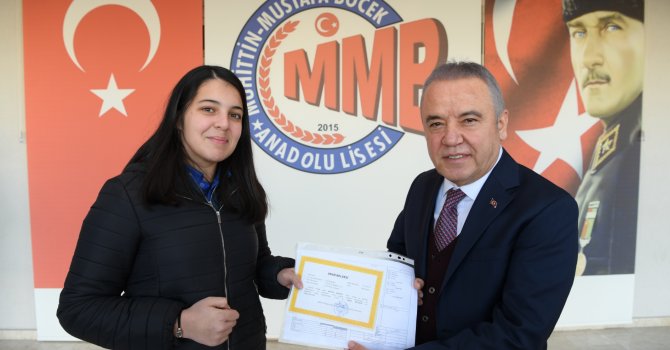 Başkan Böcek karne sevincine ortak oldu