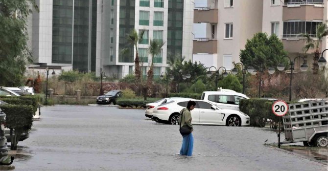 Antalya’da turizm çalışanlarının kaldığı site sular altında kaldı, oturanlar isyan etti