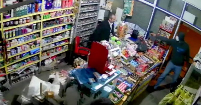 Adana’da marketteki silahlı saldırı kamerada