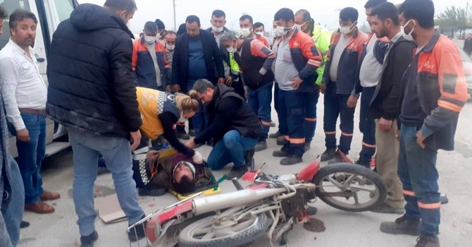 İşçi servisinin çarptığı motosiklet sürücüsü ağır yaralandı