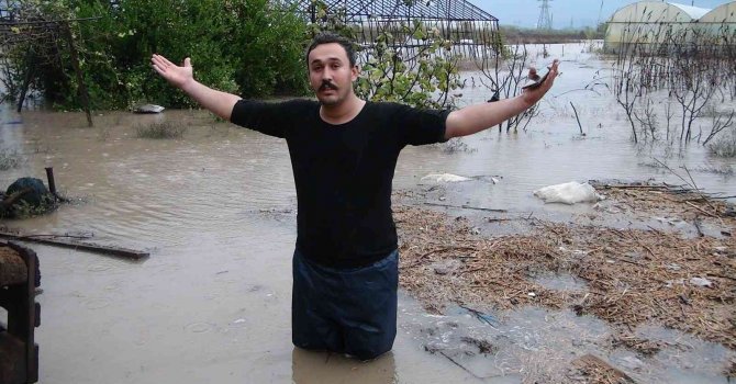 Antalya’da yağmur ve fırtına biber seralarını vurdu