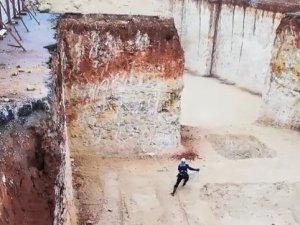 İnşaat çukuruna düşen kedi, kurtarmaya gelen itfaiye erine uzun süre ter döktürdü