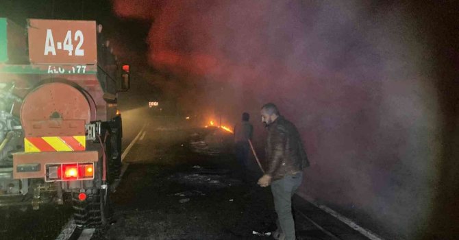 Geri dönüşüm için toplan kağıt dolu pikap alevlere teslim oldu