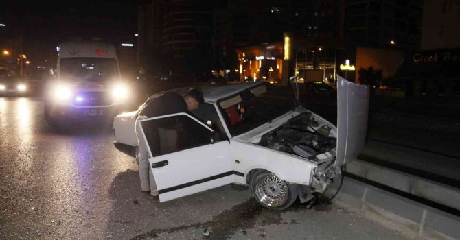 Adana’da kontrolden çıkan otomobil refüje çıktı: 1 yaralı