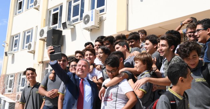 Öğrencilere Böcek Selfisi