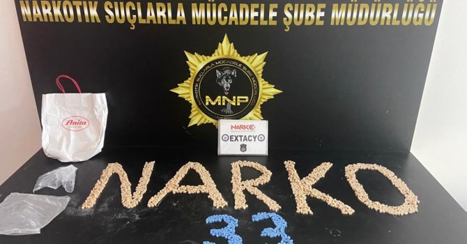 Mersin’de otobüste 2 bin 100 adet ecstasy hap ele geçirildi