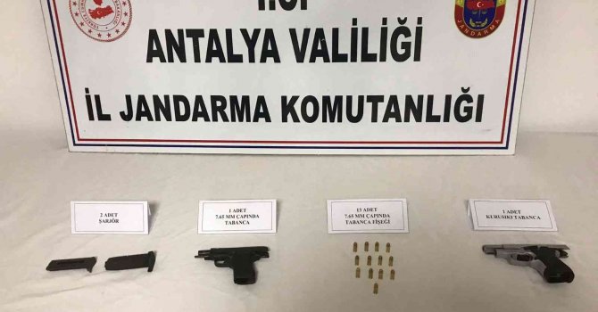 Yol kontrol noktasında durdurulan araçtan ateşli silah çıktı