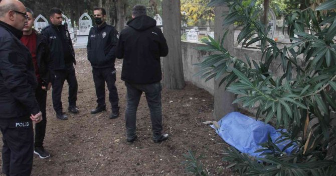 Mezarlıkta ölü bulundu