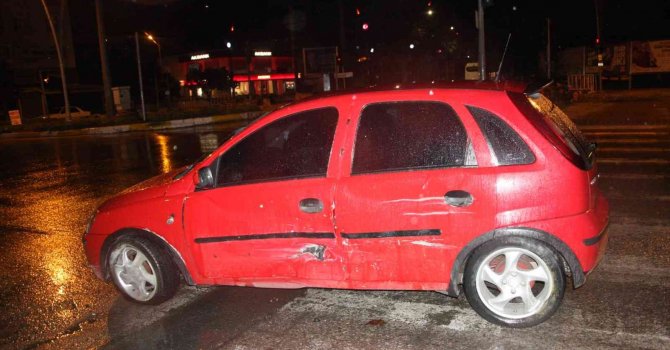 İkazlı yanan trafik ışıklarından geçerken kaza yaptılar: 1 yaralı