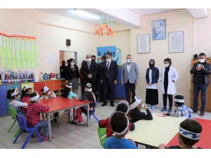 Başkan Yılmaz’dan öğrencilere diş bakım seti