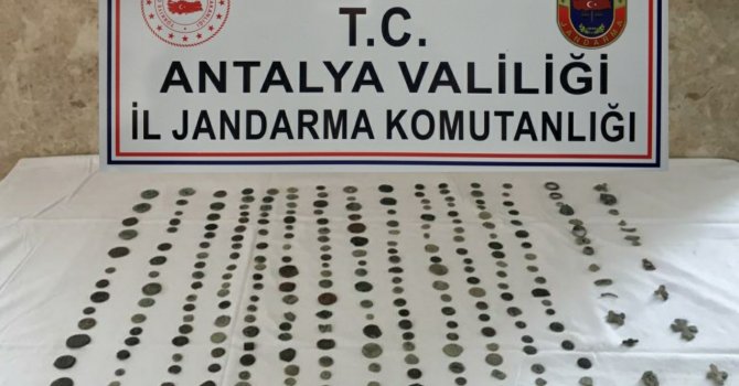 Antalya’da motosikletle tarihi eser kaçakçılığı jandarmaya takıldı