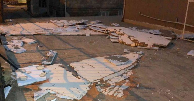 Isparta’da fırtına okul duvarlarını uçurdu