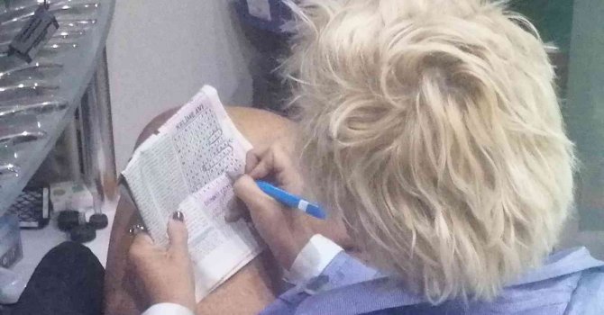 Çöp kutularını devirdi, şişeleri araçların üzerine attı, yaptıklarına kimse anlam veremedi