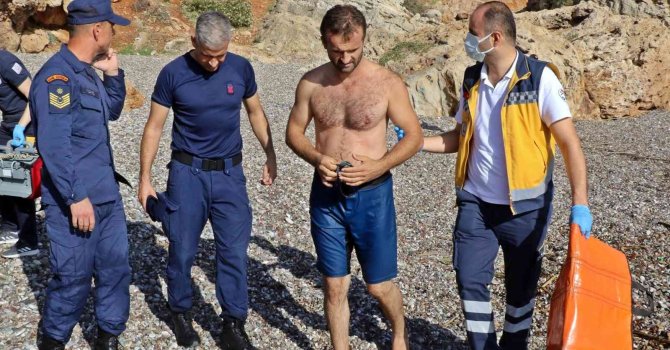 Dev dalgalarda deniz keyfi az daha canından ediyordu