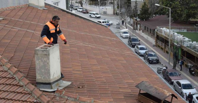Şiddetli rüzgar nedeniyle yerinden çıkan baca şapkası korkuya sebep oldu
