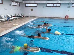 Elmalı kapalı yüzme  havuzu ilgi odağı oldu