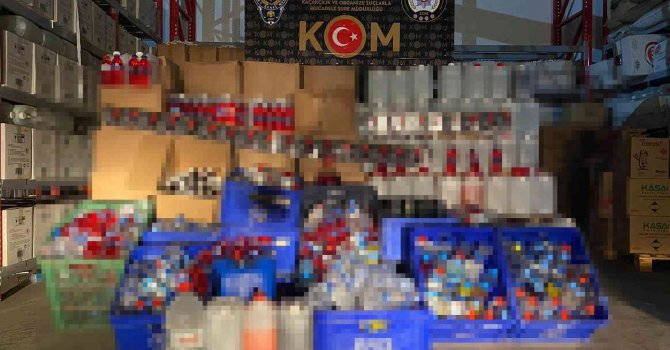 Elbise dolabının arkasındaki gizli bölmeden sahte içki çıktı