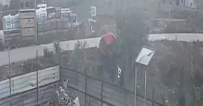 Dereye uçmak üzere olan arabayı esnaf kurtardı