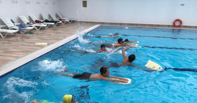 Elmalı kapalı yüzme  havuzu ilgi odağı oldu