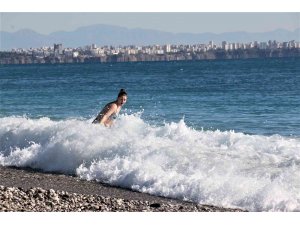 Türkiye güne kar yağışı ile uyanırken Antalya’da turistler denize koştu