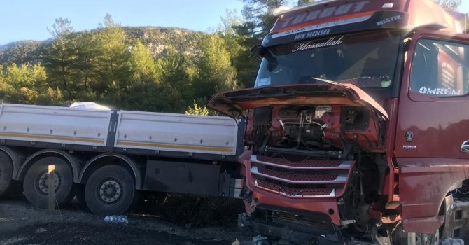 Antalya’da kontrolden çıkan tır şarampole devrildi