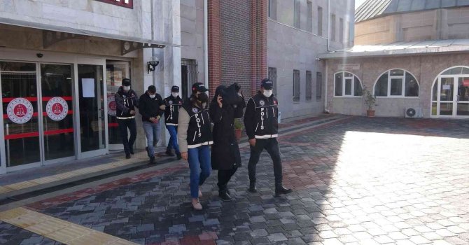 Narkotik köpeği uyuşturucuyu bulamasın diye sarımsakların arasına gizlediler