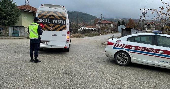 Burdur’da jandarma ekipleri servis araçlarını denetledi