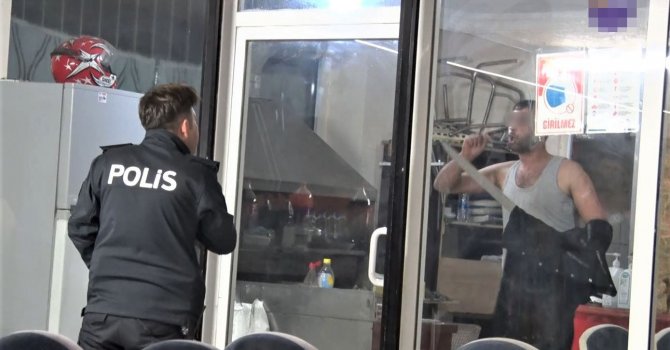 Ayağına savcı isteyip döner bıçağıyla kendini restorana kilitledi, korku dolu anlar yaşattı