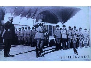 Fransız askerlerin Türk sancağını selamladığı fotoğraf gün yüzüne çıktı