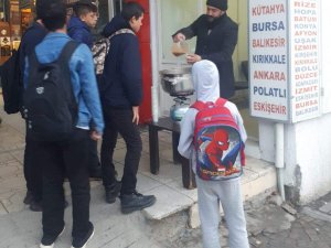 Her sabah vatandaşlara çorba ikram ediyor