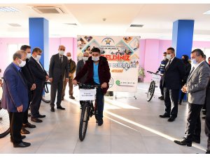 Aşı kampanyasına katılan gençlere bisiklet