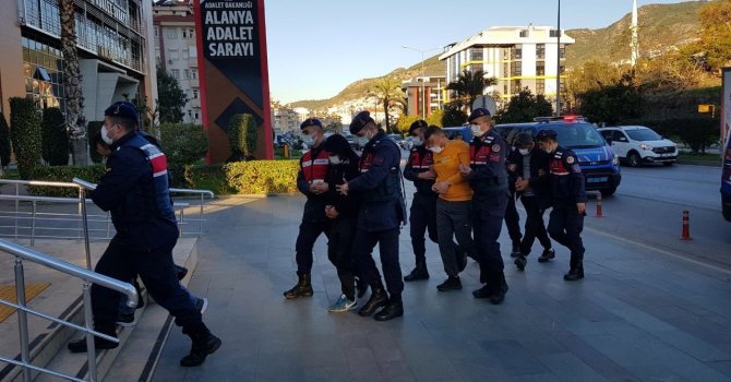 Antalya’nın turizm merkezleri torbacılardan arındırıldı: 27 tutuklama